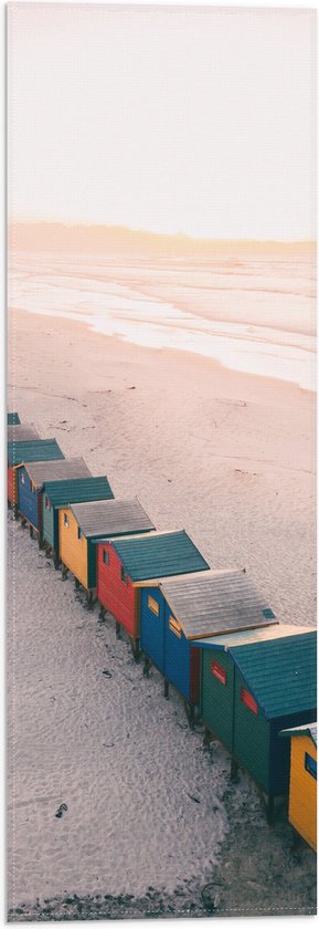 WallClassics - Vlag - Kleine Gekleurde Huisjes op het Strand - 20x60 cm Foto op Polyester Vlag