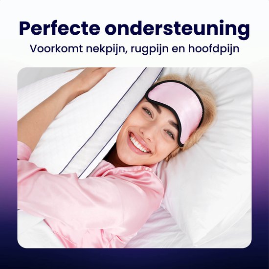 Vrolijke vrouw met slaapmasker omarmt Soulsnooze kussen in bed.