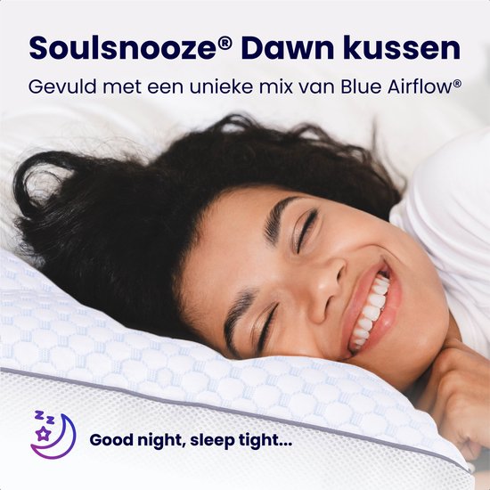 Vrouw met krullend haar glimlacht en rust op een Soulsnooze kussen.
