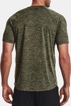 Achterkant man met groen marmerprint sportshirt, korte mouwen en zwart Under Armour logo.