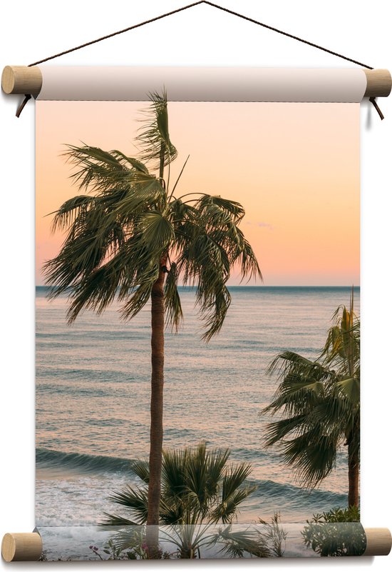 WallClassics - Textielposter - Hoge Palmbomen bij Zee - 30x40 cm Foto op Textiel