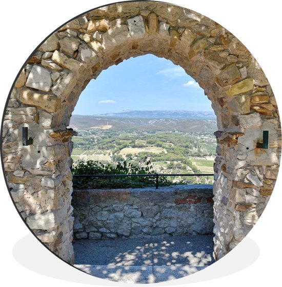 Vue depuis une arche de pierre sur une ville de France Cercle