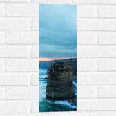 WallClassics - Muursticker - Hoge Vierkante Rotsen in Water - 20x60 cm Foto op Muursticker