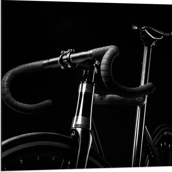 WallClassics - Dibond - Zwarte Racefiets op Zwarte Achtergrond - 80x80 cm Foto op Aluminium (Wanddecoratie van metaal)