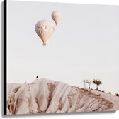 WallClassics - Canvas  - Twee Beige Luchtballonnen boven Beige Landschap - 100x100 cm Foto op Canvas Schilderij (Wanddecoratie op Canvas)