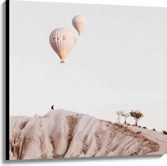 WallClassics - Canvas  - Twee Beige Luchtballonnen boven Beige Landschap - 100x100 cm Foto op Canvas Schilderij (Wanddecoratie op Canvas)