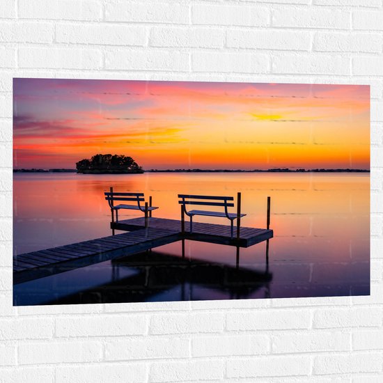 WallClassics - Muursticker - Bankjes op Vlonder bij Prachtige Zonsondergang - 105x70 cm Foto op Muursticker