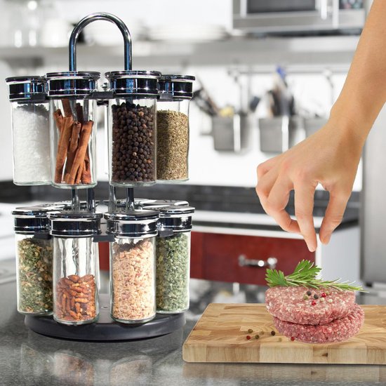 Étagère à épices argentée rotative avec 12 pots remplis. Main saisissant des épices pour un hamburger.