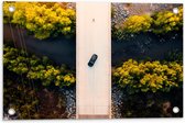 WallClassics - Tuinposter – Auto op Houten Brug boven Rivier - 60x40 cm Foto op Tuinposter  (wanddecoratie voor buiten en binnen)