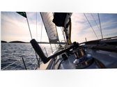 WallClassics - PVC Schuimplaat - Snelle Boot op Oceaan - 100x50 cm Foto op PVC Schuimplaat (Met Ophangsysteem)