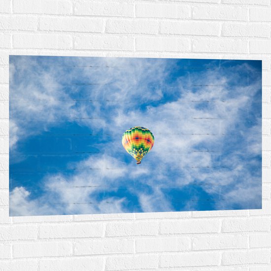 WallClassics - Muursticker - Onderaanzicht van Luchtballon bij Sluierbewolking - 105x70 cm Foto op Muursticker