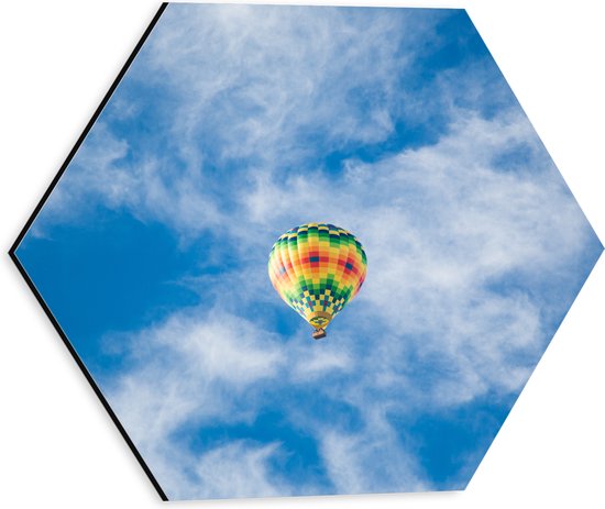 WallClassics - Dibond Hexagon - Onderaanzicht van Luchtballon bij Sluierbewolking - 30x26.1 cm Foto op Hexagon (Met Ophangsysteem)