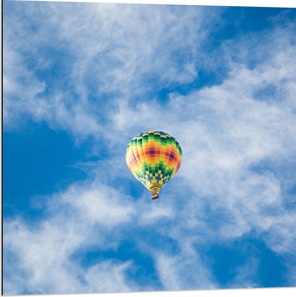 Dibond - Onderaanzicht van Luchtballon bij Sluierbewolking - 80x80 cm Foto op Aluminium (Wanddecoratie van metaal)