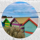 WallClassics - Muursticker Cirkel - Gekleurde huisjes op het Strand - 20x20 cm Foto op Muursticker