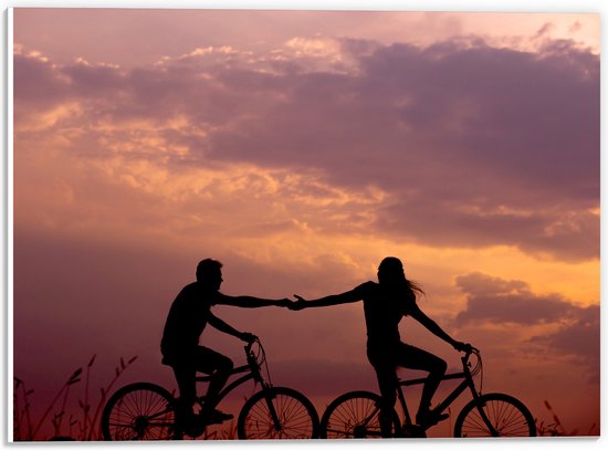 WallClassics - PVC Schuimplaat- Silhouet van Hand in Hand Fietsend Koppel - 40x30 cm Foto op PVC Schuimplaat