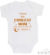 100% katoenen Romper "I have the coolest mom She stays up with me all night" Unisex Katoen Wit/tan Maat 62/68