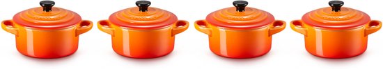 Vier oranjerode mini-braadpannen met deksels en oranje handvatten, op een witte achtergrond.