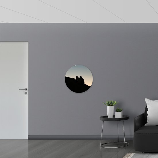 WallClassics - Muursticker Cercle - Personnes assises sur des rochers - 60x60 cm Photo sur Muursticker