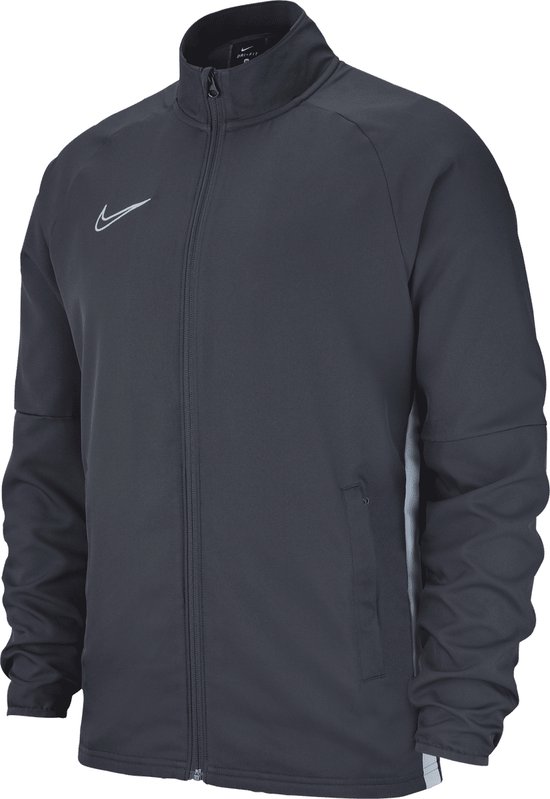 Zwarte Nike trainingsjas met wit logo op de borst en witte accenten aan de zijkanten.