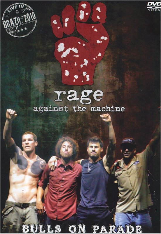 Rage Against The Machine, Live In Brazil 2010 DVD. Vier mannen staan op het podium met gebalde vuisten. Grote rode vuist logo boven 'rage against the machine'.