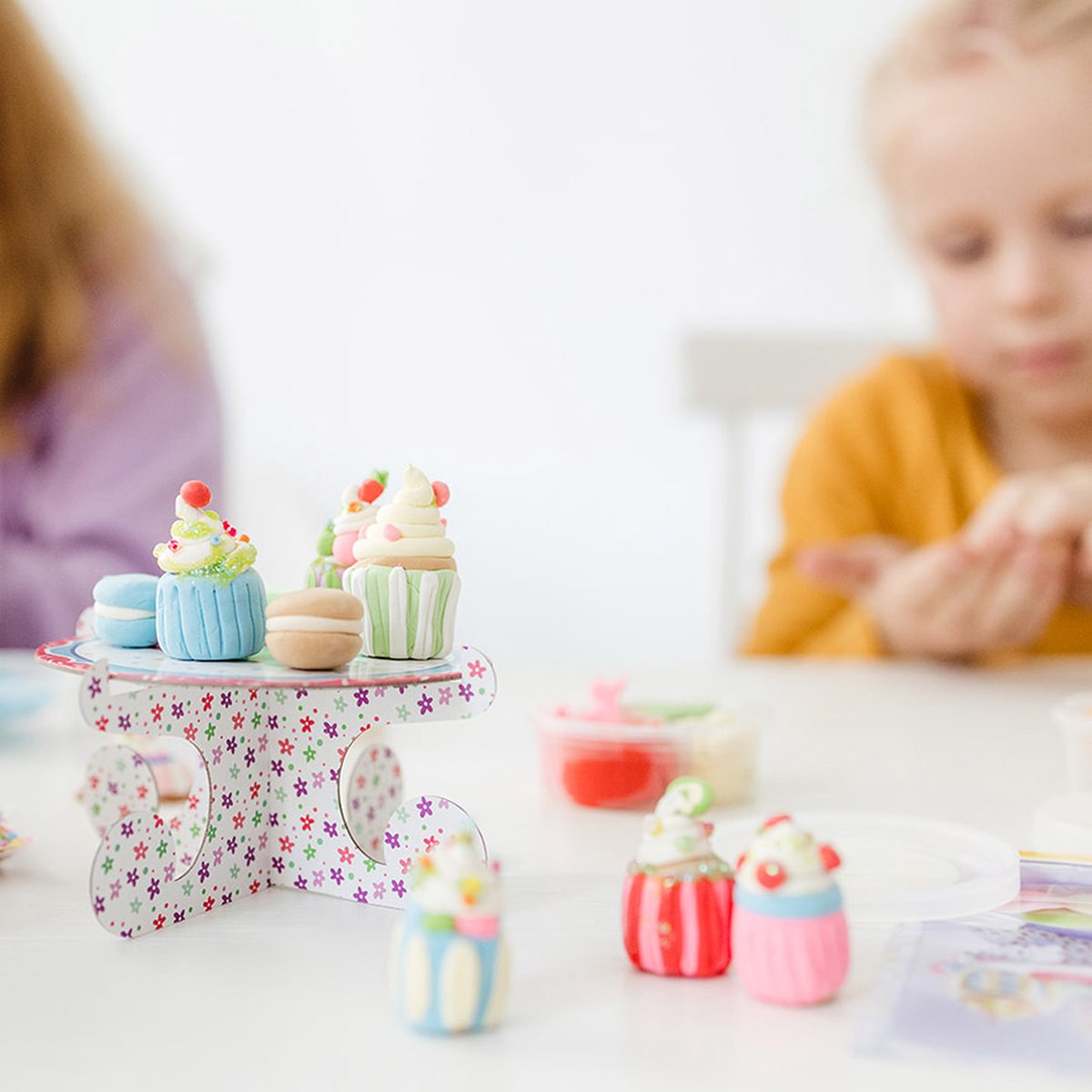 Totum Cupcake Factory knutselkoffer bakkerij - creatief speelgoed cupcakes en macarons foam dough — afbeelding 8