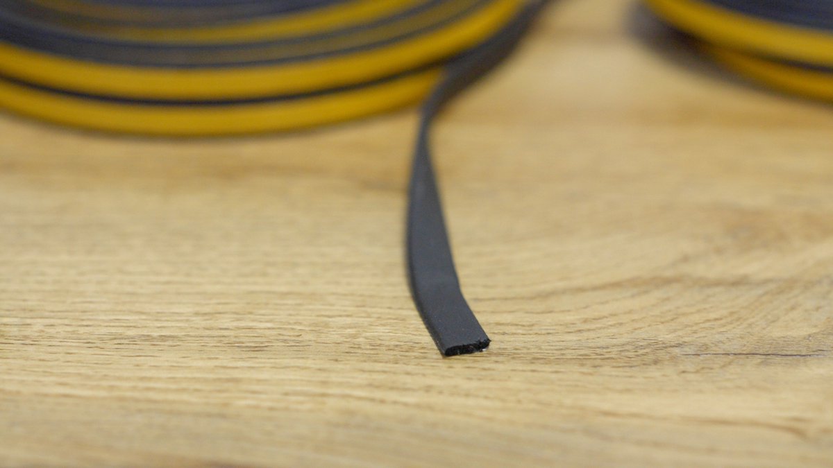 Wovar Tochtstrip Zwart | Zelfklevende tochtstrip voor Kieren 1 tot 4 mm | 7.5 Meter