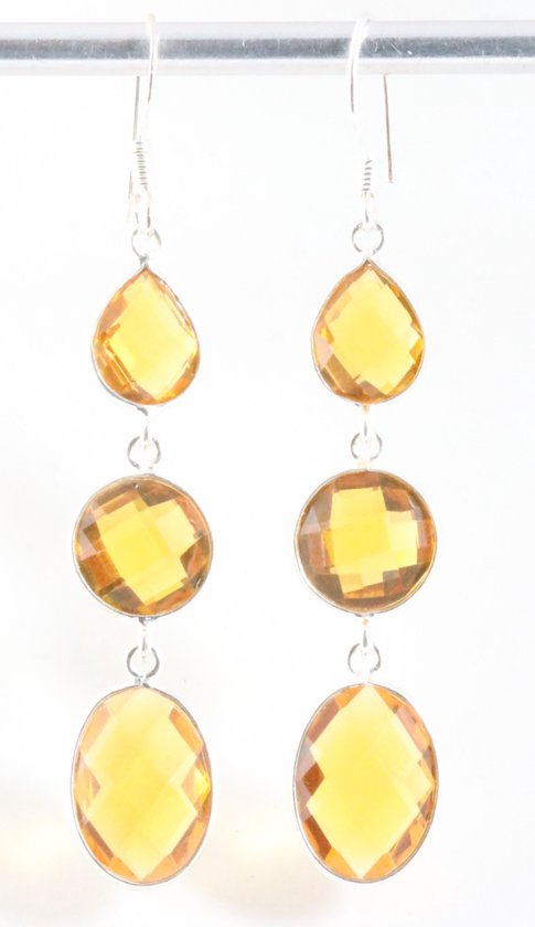 Zilveren oorhangers, bloem met ronde amethyst steen Zilveren oorhangers, bloem met ronde amethyst steen