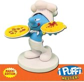 Smulsmurf / kok smurf met pizza en pasta - Plastic figuurtje op rondje - 9 cm - De smurfen