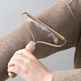 Sara Shop - lint remover - tapijt schraper- kleding Ontpluizer - Voor Tapijt - Verwijdert Pluisjes - Huisdierhaar Verwijderaar - Lint Remover - Hout - Makkelijk Mee Te Nemen