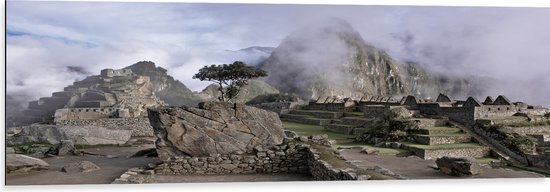 WallClassics - Dibond - Machu Pichu in de Mist - 120x40 cm Foto op Aluminium (Wanddecoratie van metaal)