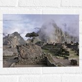 WallClassics - Muursticker - Machu Pichu in de Mist - 40x30 cm Foto op Muursticker