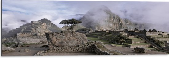 WallClassics - Dibond - Machu Pichu in de Mist - 90x30 cm Foto op Aluminium (Wanddecoratie van metaal)