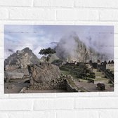 WallClassics - Muursticker - Machu Pichu in de Mist - 60x40 cm Foto op Muursticker