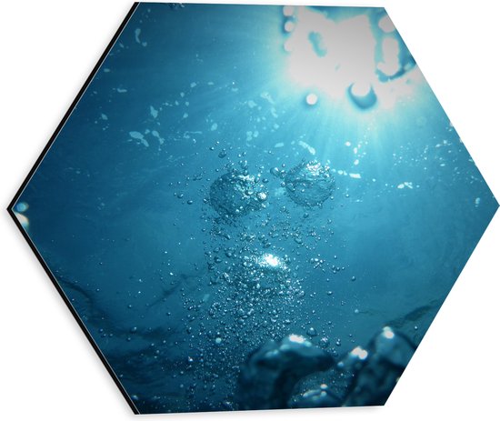 WallClassics - Dibond Hexagon - Luchtbellen onder Water - 30x26.1 cm Foto op Hexagon (Met Ophangsysteem)