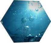 WallClassics - Dibond Hexagon - Luchtbellen onder Water - 50x43.5 cm Foto op Hexagon (Met Ophangsysteem)