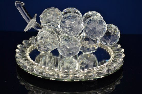 Kristallen druiventros op ronde spiegel afgewerkt met kleine kristallen
