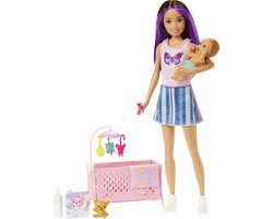 foto van Barbie Skipper Babysitter - Barbiepop - Slaperige baby en wieg