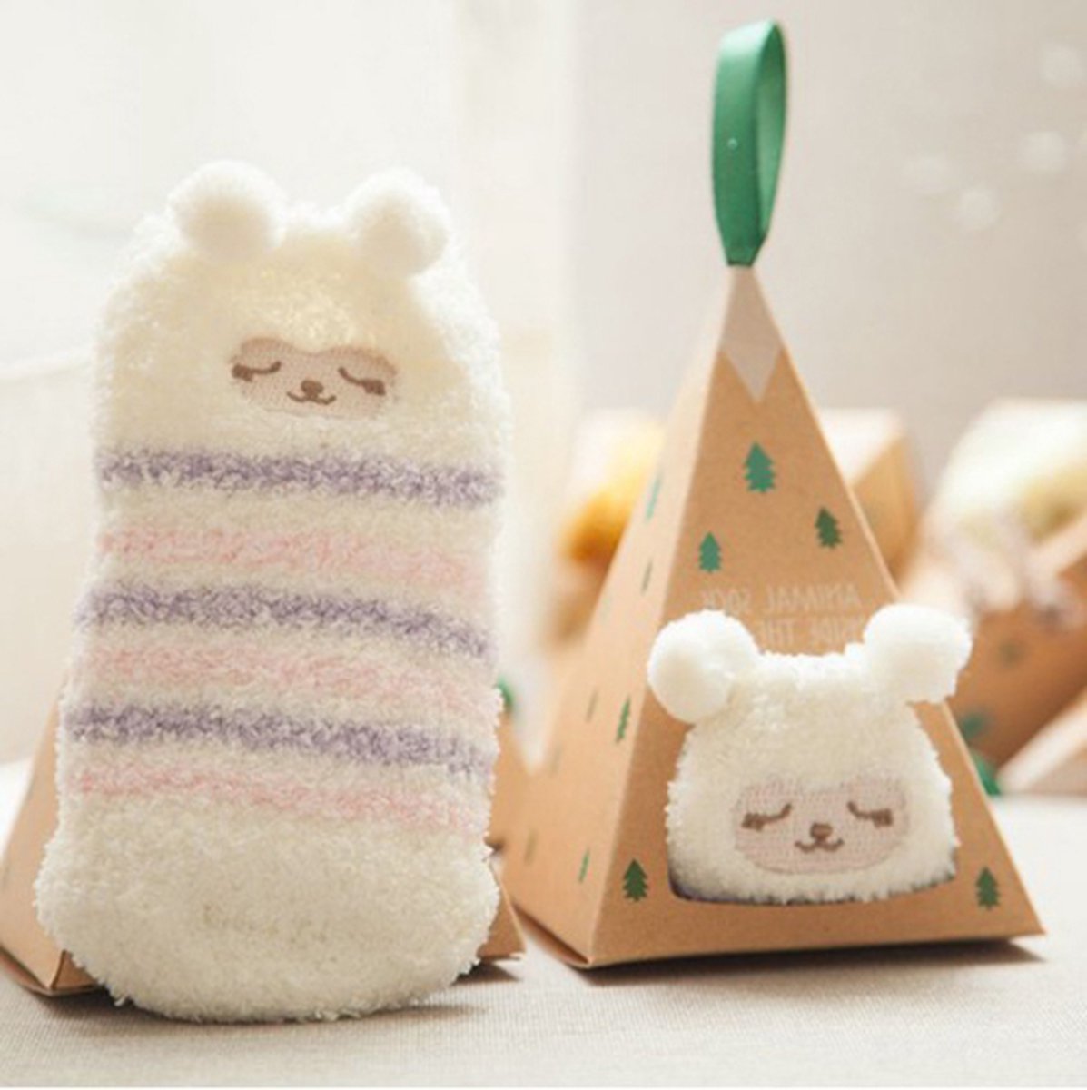 Goedkoopste Kerst baby sokjes wit met schattig dierensnoetje verpakt in een super leuke verpakking die je zo in de kerstboom kan hangen.