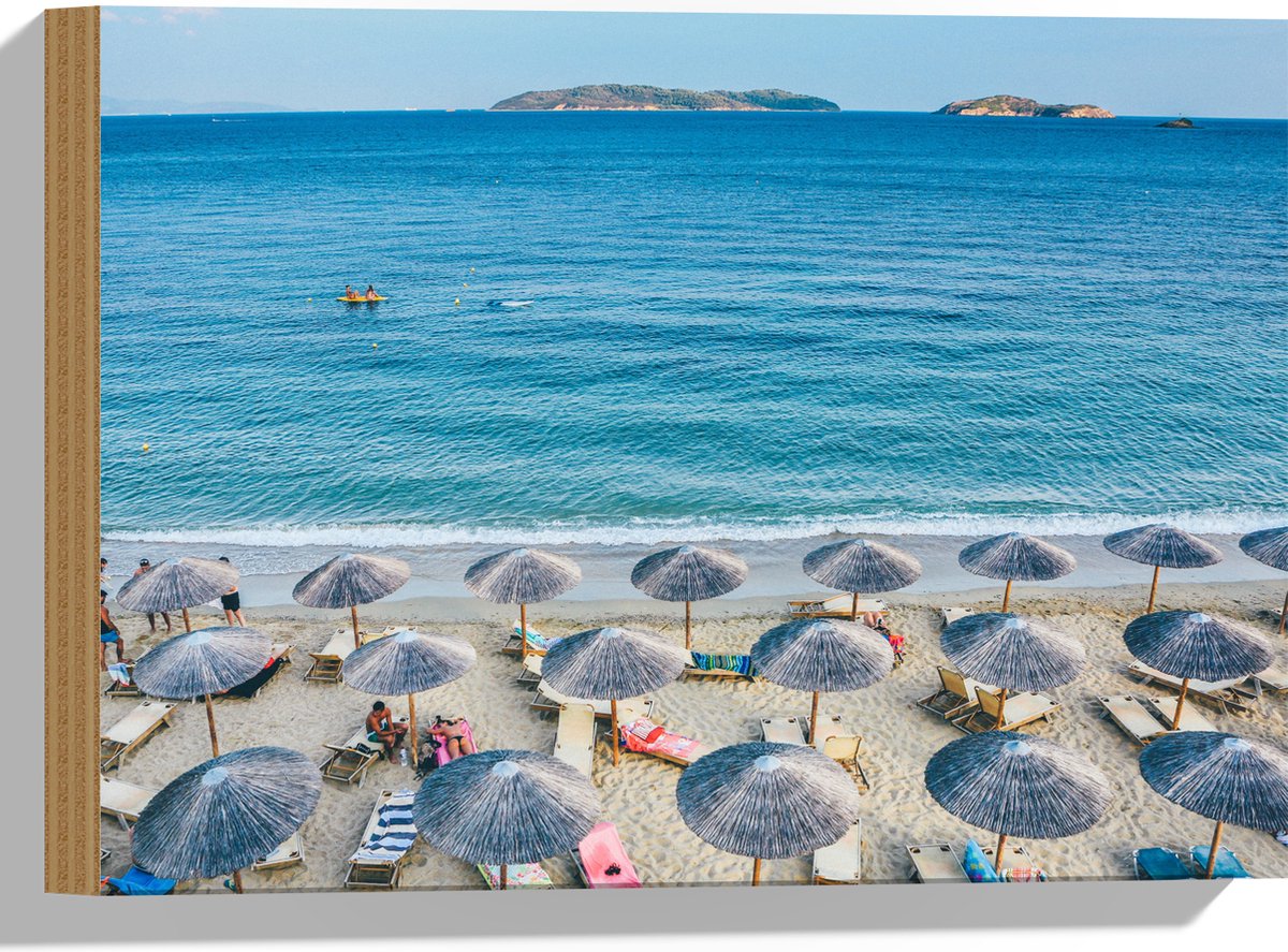 Hout - Rieten Parasols met Ligbedjes op het Strand - 40x30 cm - 12 mm dik - Foto op Hout (Met Ophangsysteem)