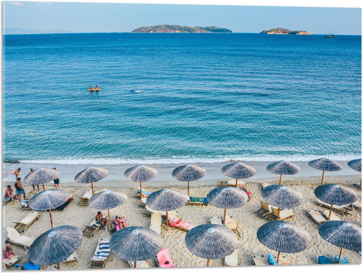 Acrylglas - Rieten Parasols met Ligbedjes op het Strand - 80x60 cm Foto op Acrylglas (Met Ophangsysteem)