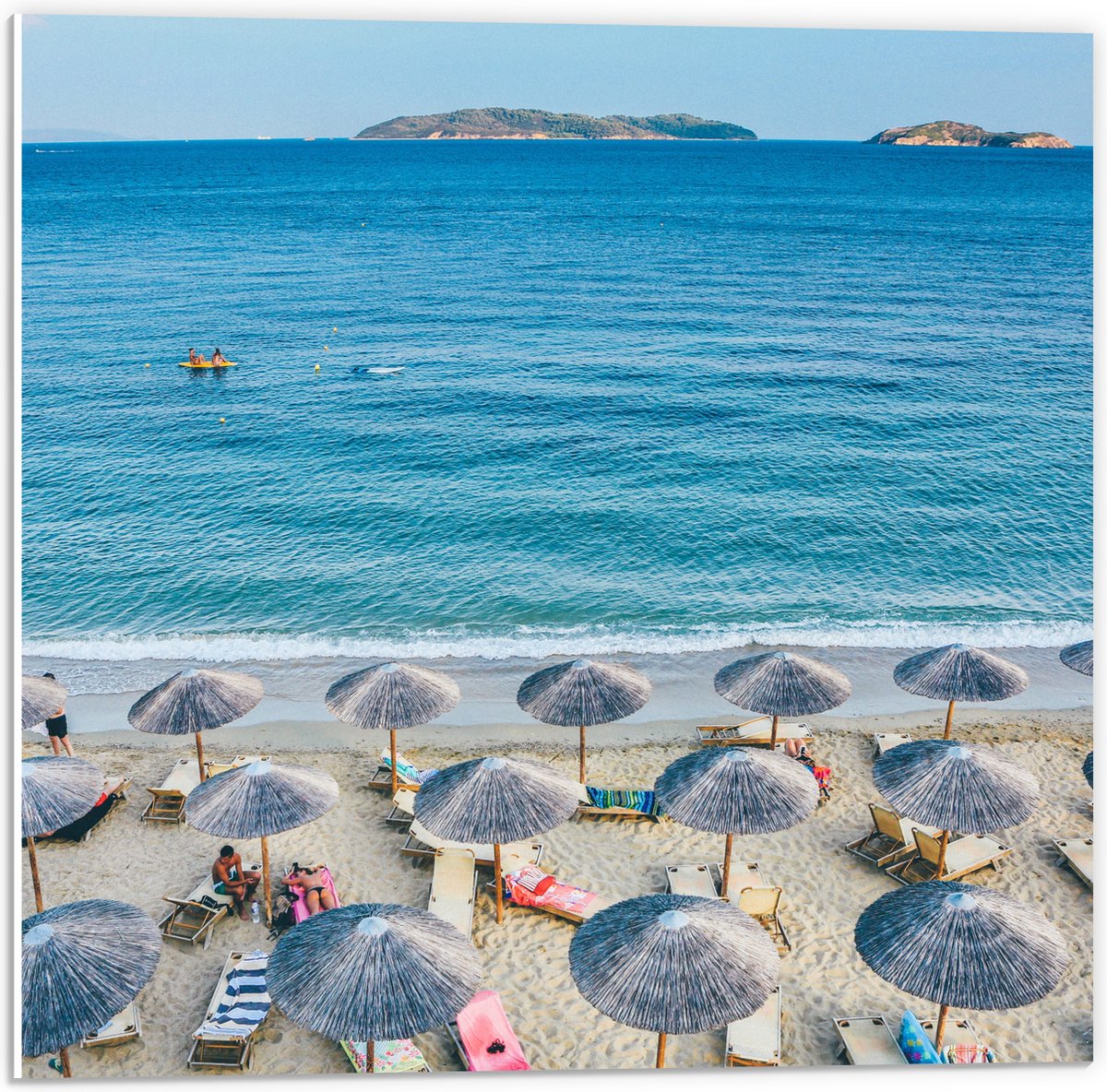 PVC Schuimplaat - Rieten Parasols met Ligbedjes op het Strand - 50x50 cm Foto op PVC Schui