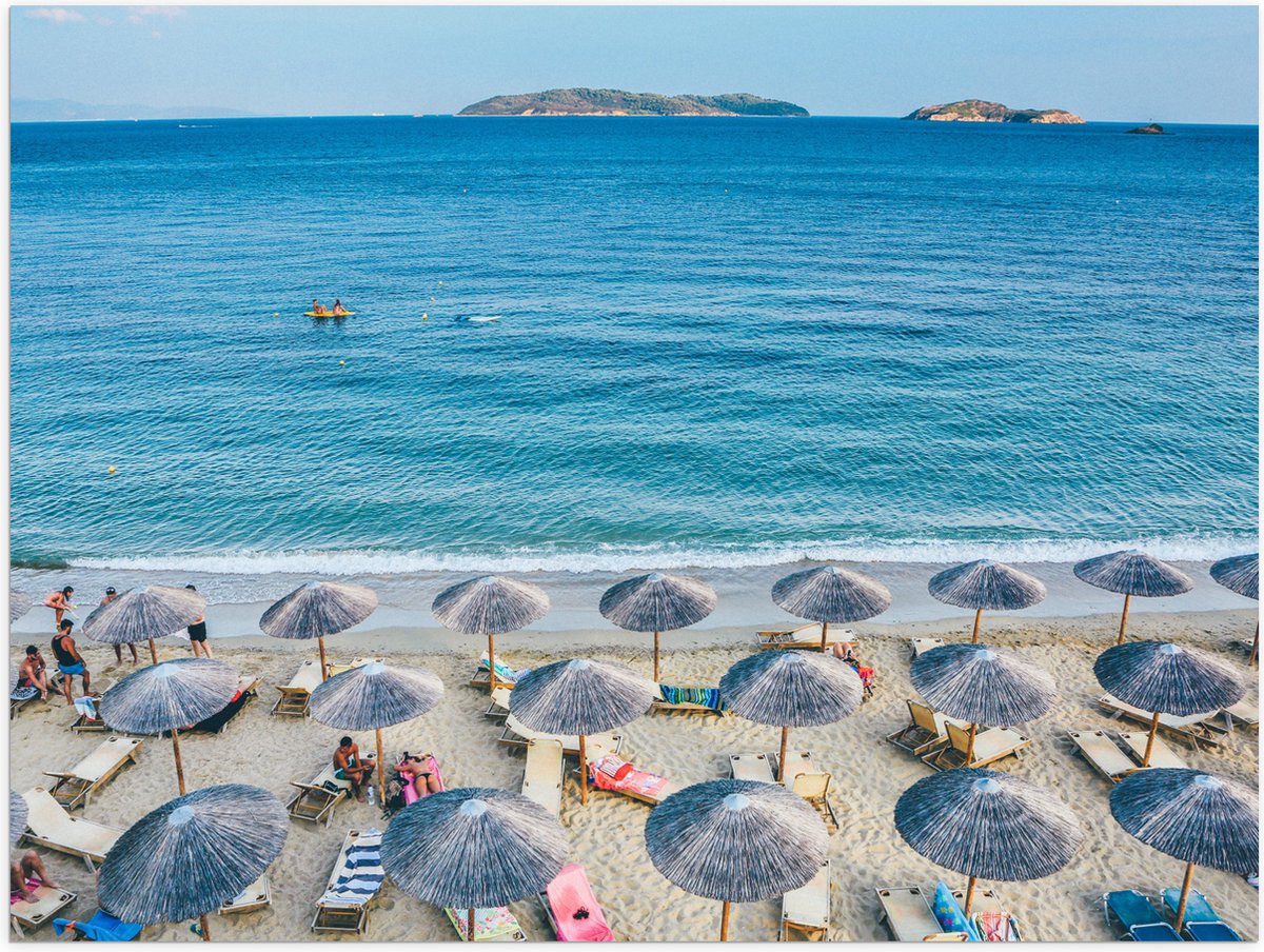 Poster (Mat) - Rieten Parasols met Ligbedjes op het Strand - 80x60 cm Foto op Posterpapier