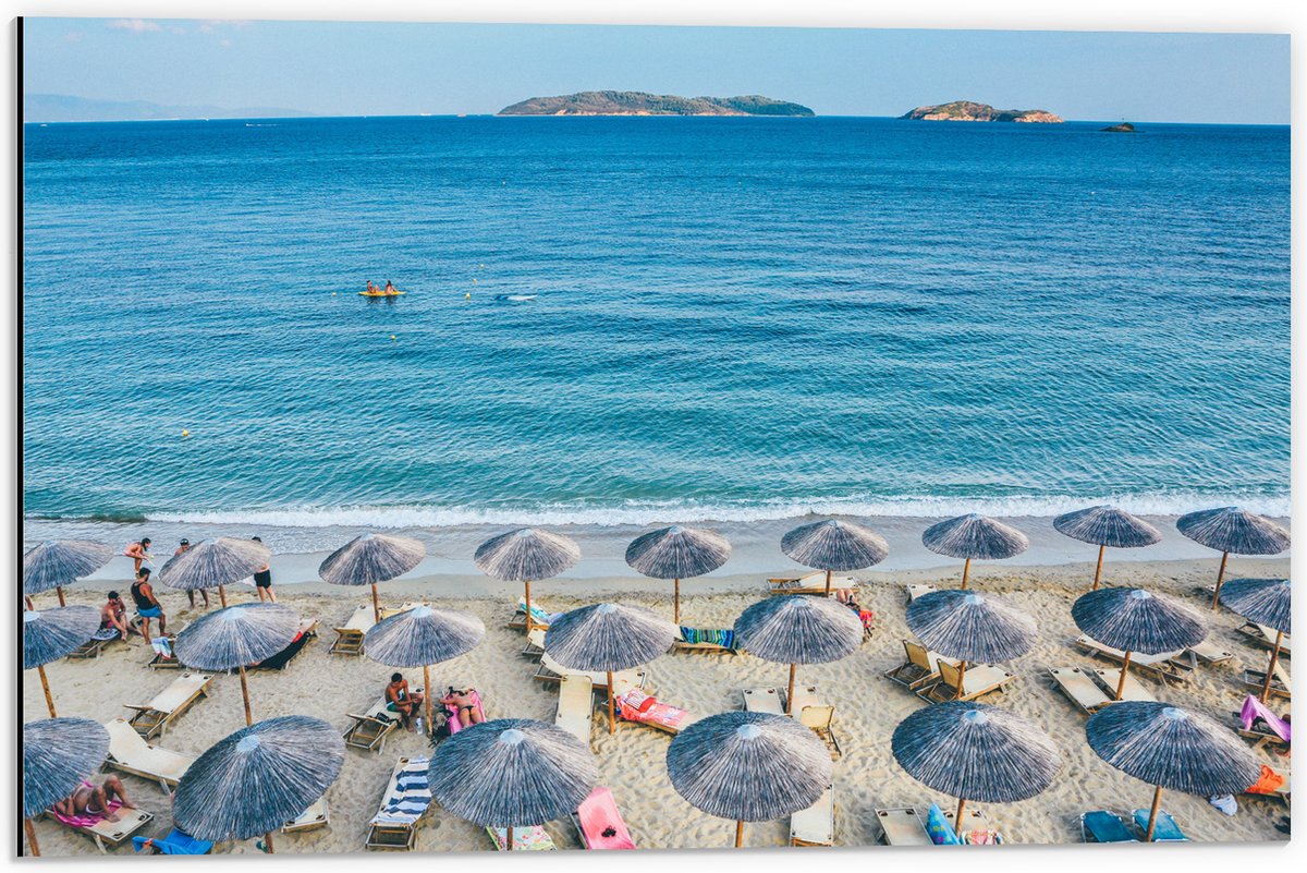Dibond - Rieten Parasols met Ligbedjes op het Strand - 60x40 cm Foto op Aluminium (Wanddecoratie van metaal)