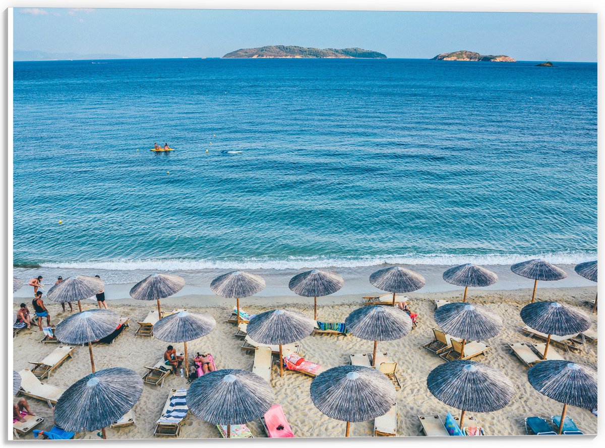 PVC Schuimplaat - Rieten Parasols met Ligbedjes op het Strand - 40x30 cm Foto op PVC Schui
