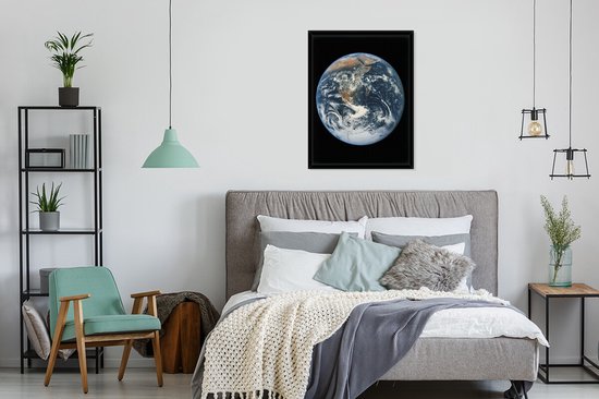 Cadre photo avec affiche - La planète Terre contre un ciel sombre - 40x50 cm - Cadre pour affiche