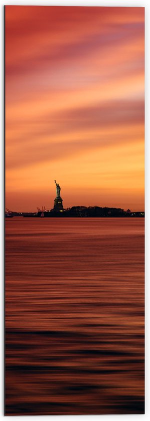 WallClassics - Dibond - Oranje Lucht boven Vrijheidsbeeld in New York - 50x150 cm Foto op Aluminium (Wanddecoratie van metaal)