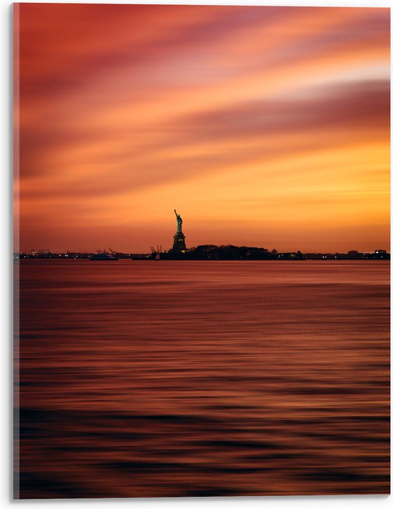 WallClassics - Acrylglas - Oranje Lucht boven Vrijheidsbeeld in New York - 30x40 cm Foto op Acrylglas (Wanddecoratie op Acrylaat)