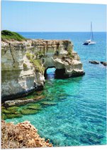 WallClassics - Vlag - Beige Rots in Helderblauwe Zee - 70x105 cm Foto op Polyester Vlag
