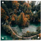 WallClassics - Tuinposter – Brug door Natuurpark met Watervallen - 50x50 cm Foto op Tuinposter  (wanddecoratie voor buiten en binnen)