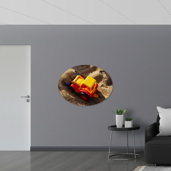 WallClassics - Dibond Ovale - Photo de Tracteur Jouets dans le Sable - 108x81 cm Photo sur Ovale (avec système de suspension)